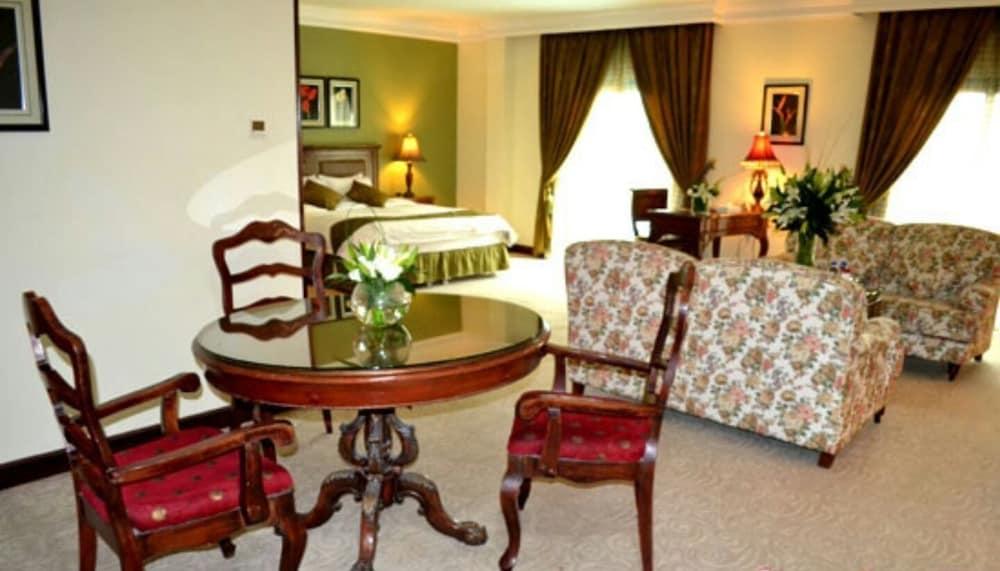 The Convention Center & Royal Suites Hotel Kuwait City Esterno foto