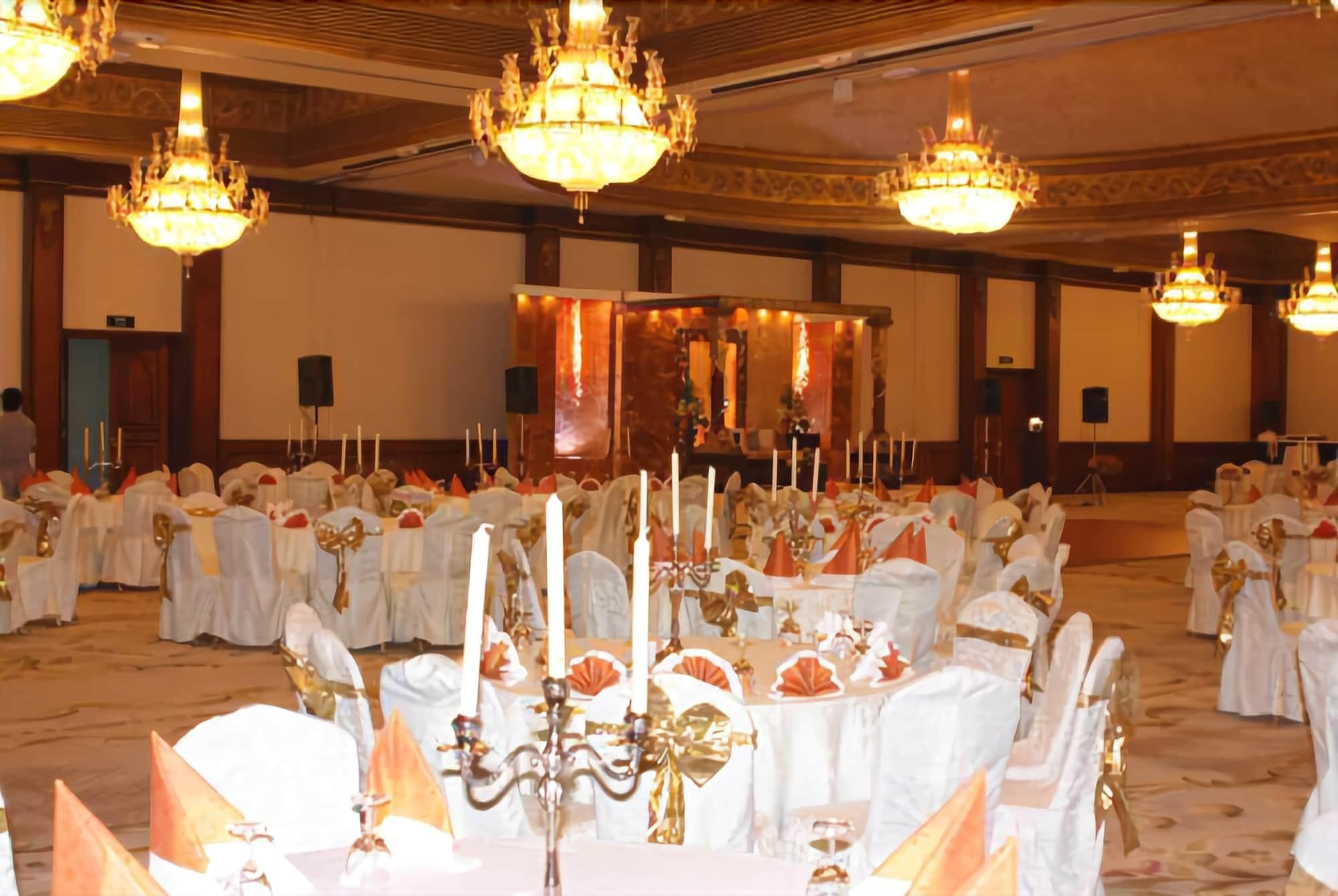 The Convention Center & Royal Suites Hotel Kuwait City Esterno foto